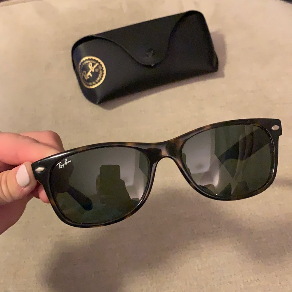 Wayfarer Ray Bans - tortoise shell